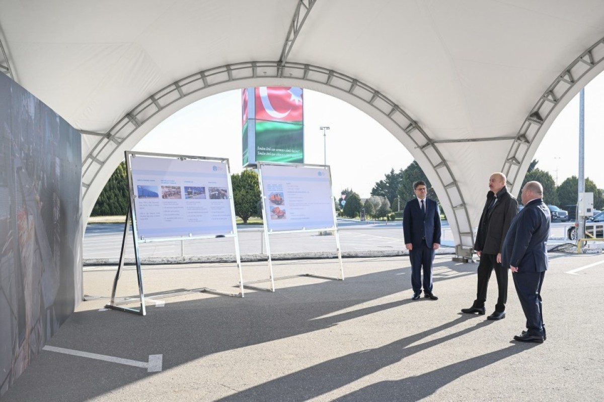 Ильхам Алиев ознакомился в Баку с техникой для вывоза бытовых отходов-ФОТО 