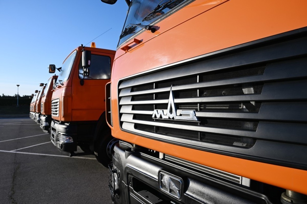 Ильхам Алиев ознакомился в Баку с техникой для вывоза бытовых отходов-ФОТО 