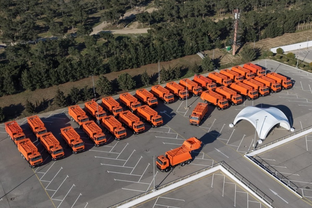 Ильхам Алиев ознакомился в Баку с техникой для вывоза бытовых отходов-ФОТО 