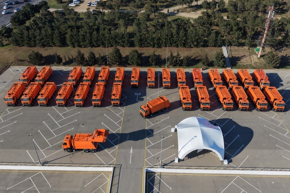 Ильхам Алиев ознакомился в Баку с техникой для вывоза бытовых отходов-ФОТО 