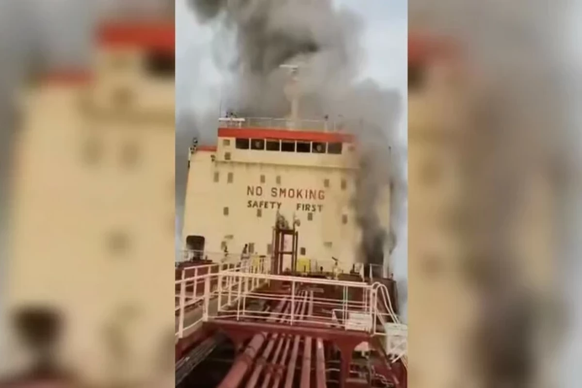 У побережья Омана горит танкер, есть погибший -ВИДЕО 