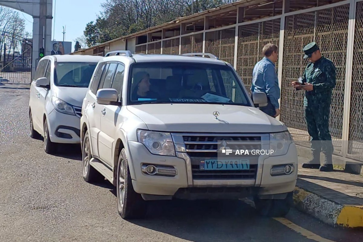 Дипмиссия Словакии покинула Иран через пункт пропуска в Астаре-ФОТО 