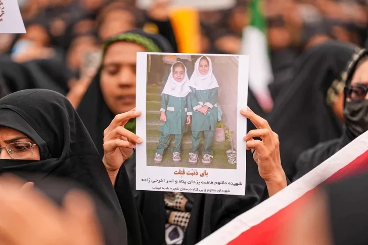 В Минабе прошли похороны 165 погибших после удара по школе-ФОТО 