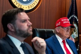 СМИ заметили молчание Вэнса после начала эскалации в Иране