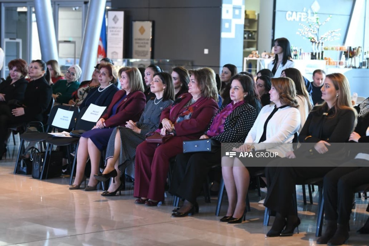 В Музее ковров открылась выставка национальных костюмов западных азербайджанцев-ФОТО 