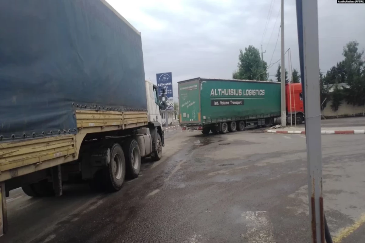 Кабмин закрыл грузовое сообщение на азербайджано-иранской границе 