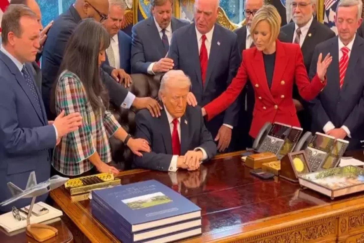 В Белом доме 20 пасторов помолились за Трампа-ВИДЕО 
