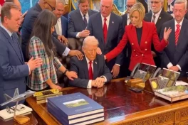 В Белом доме 20 пасторов помолились за Трампа-ВИДЕО 