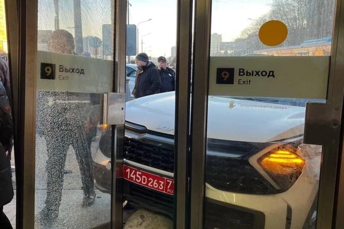 Автомобиль посольства Азербайджана в Москве врезался в двери станции метро -ФОТО 