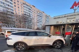 Автомобиль посольства Азербайджана в Москве врезался в двери станции метро -ФОТО 