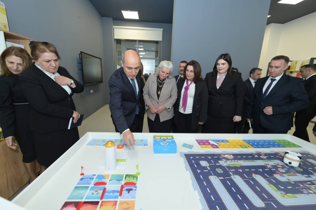 Министр встретился с учителями, работающими на освобожденных территориях -ФОТО 