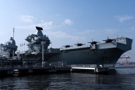 Великобритания не будет направлять авианосец на Ближний Восток
