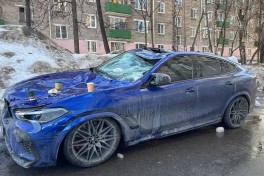 В Москве глыба льда раздавила BMW X6 стоимостью более 20 млн рублей-ВИДЕО 