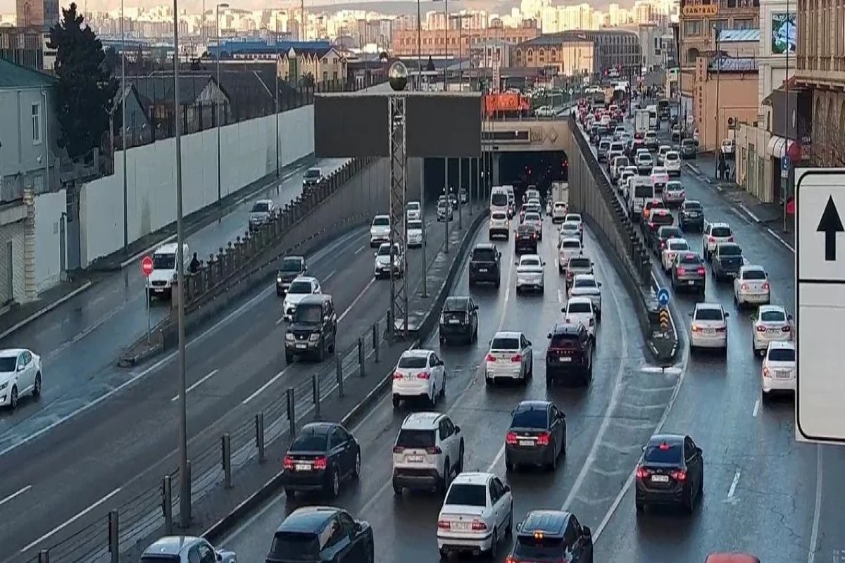 В Баку зафиксированы серьезные заторы на ряде дорог-ФОТО 