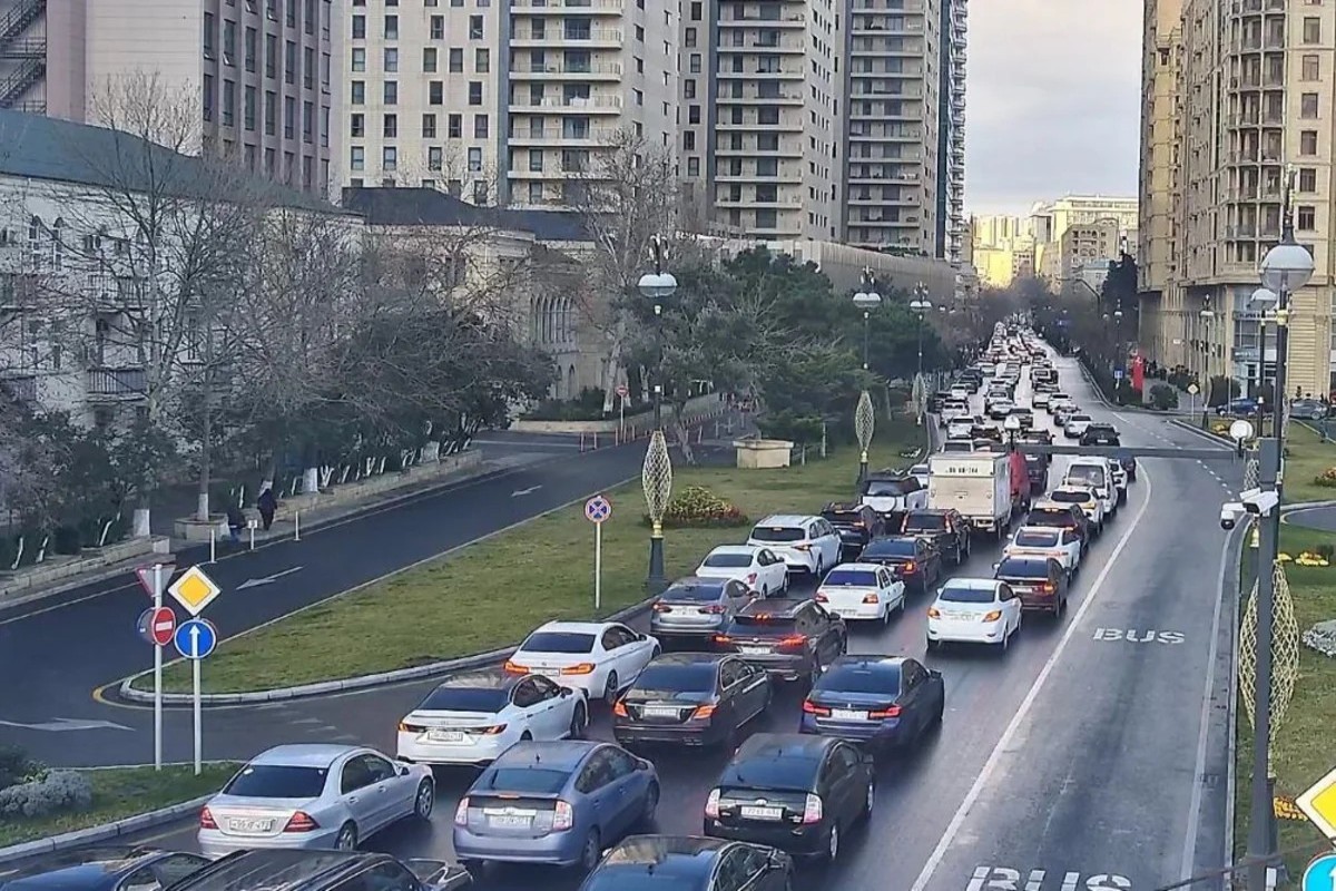 В Баку зафиксированы серьезные заторы на ряде дорог-ФОТО 