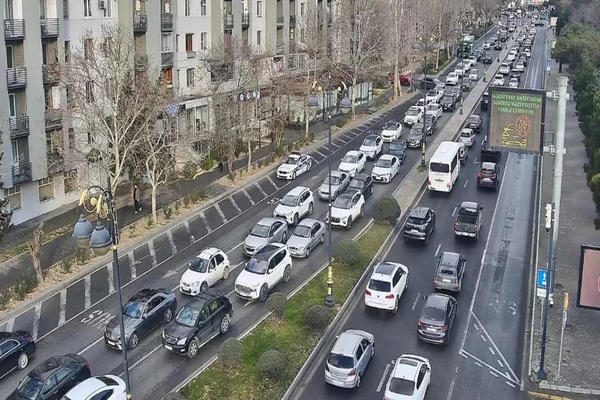 В Баку зафиксированы серьезные заторы на ряде дорог-ФОТО 