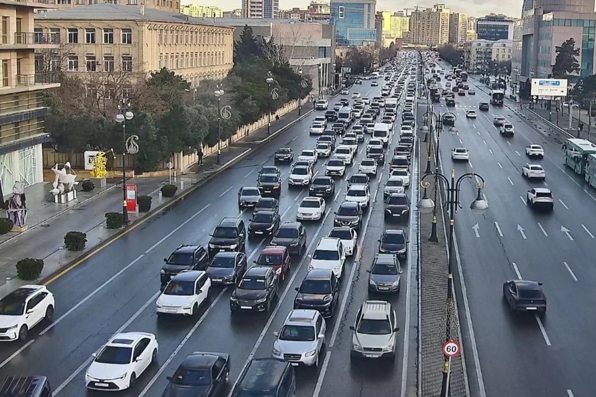 В Баку зафиксированы серьезные заторы на ряде дорог-ФОТО 