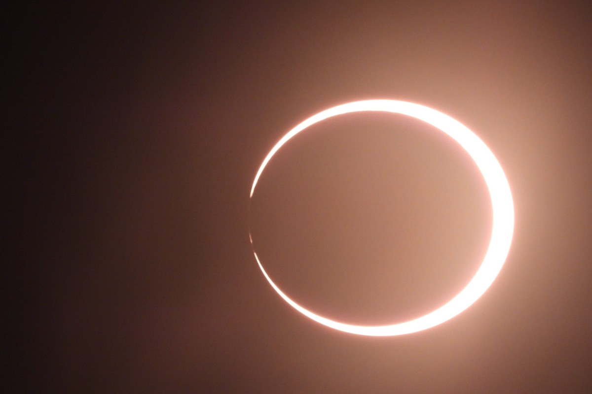 Фотограф снял редкое «огненное кольцо» вокруг Луны-ФОТО -ВИДЕО 