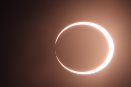 Фотограф снял редкое «огненное кольцо» вокруг Луны-ФОТО -ВИДЕО 