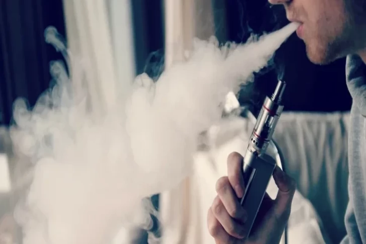 С 1 апреля в Азербайджане начнут штрафовать за курение электронных сигарет