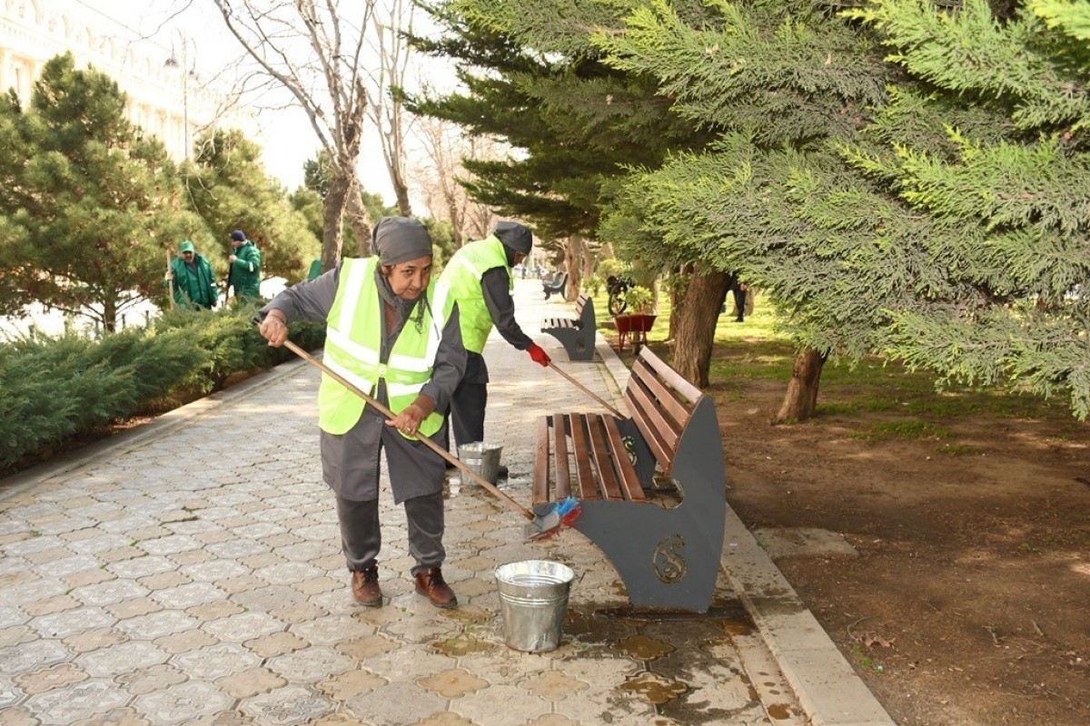 В столице продолжаются весенние работы по озеленению и уборке-ФОТО 