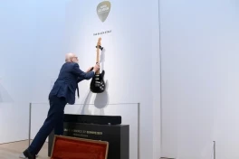 Гитара лидера Pink Floyd стала самой дорогой за всю историю продаж