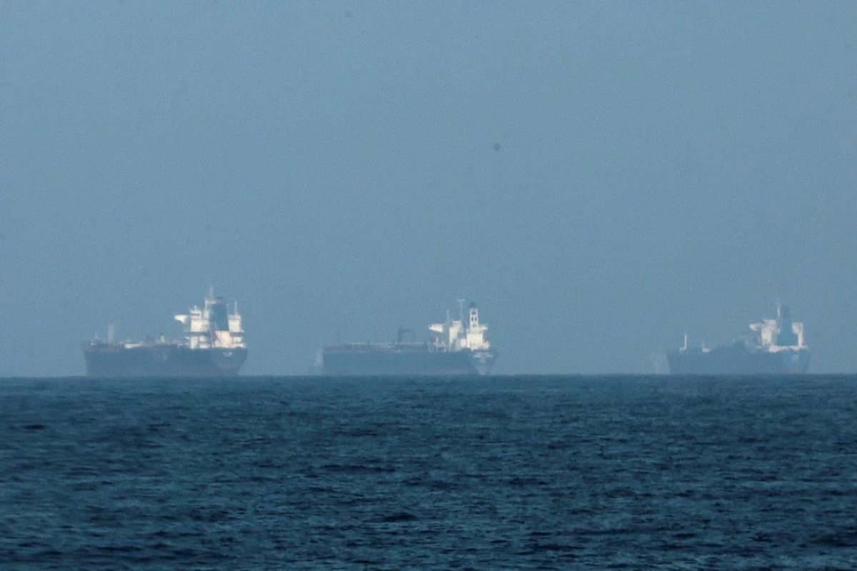 В районе Ормузского пролива заблокированы около 20 тыс. моряков