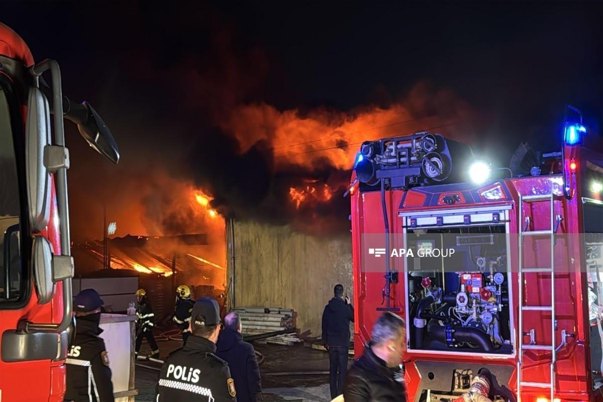 Предприниматели выносят уцелевшие товары из горящего объекта в Баку-ФОТО -ВИДЕО -ОБНОВЛЕНО 