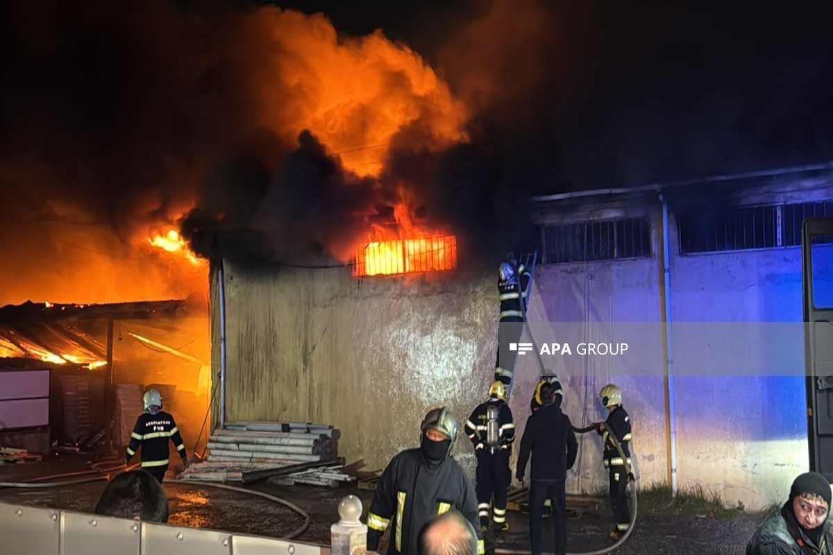 Предприниматели выносят уцелевшие товары из горящего объекта в Баку-ФОТО -ВИДЕО -ОБНОВЛЕНО 