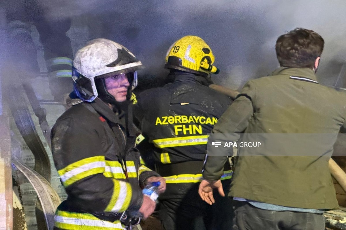 Предприниматели выносят уцелевшие товары из горящего объекта в Баку-ФОТО -ВИДЕО -ОБНОВЛЕНО 