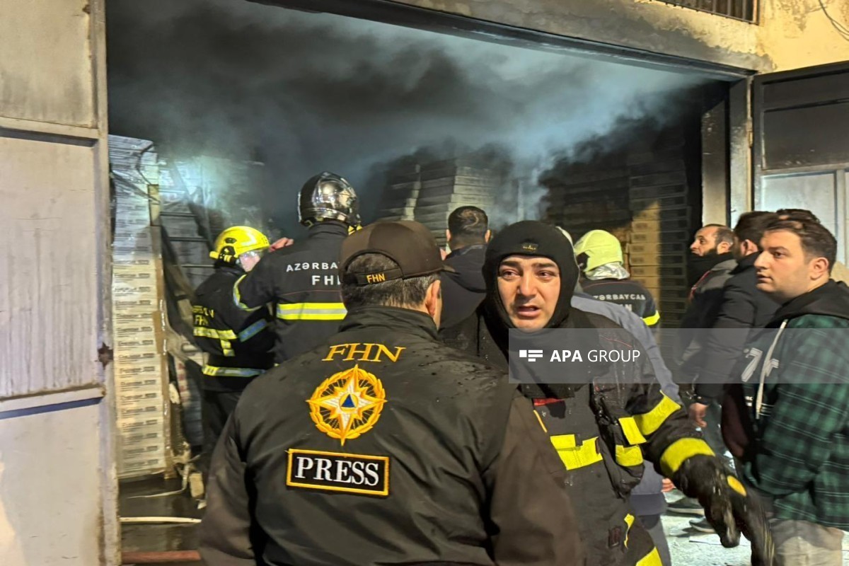 Предприниматели выносят уцелевшие товары из горящего объекта в Баку-ФОТО -ВИДЕО -ОБНОВЛЕНО 