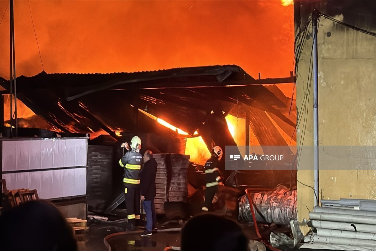 Предприниматели выносят уцелевшие товары из горящего объекта в Баку-ФОТО -ВИДЕО -ОБНОВЛЕНО 