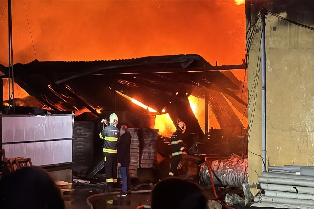 Предприниматели выносят уцелевшие товары из горящего объекта в Баку-ФОТО -ВИДЕО -ОБНОВЛЕНО 