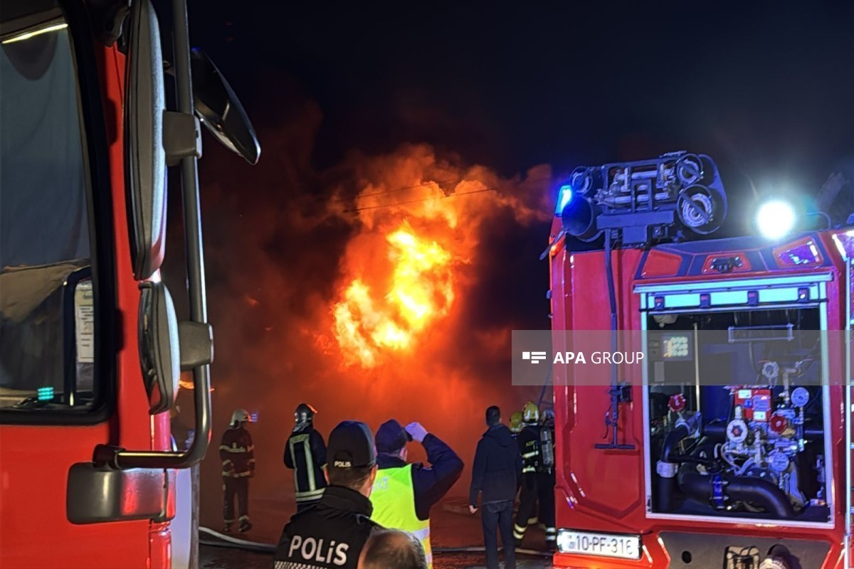 Предприниматели выносят уцелевшие товары из горящего объекта в Баку-ФОТО -ВИДЕО -ОБНОВЛЕНО 