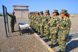 В Азербайджане сократили срок первого военного контракта для женщин