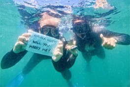 Участник группы Metallica сделал предложение избраннице в окружении акул