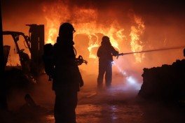 В Баку горит мебельный цех-ВИДЕО 