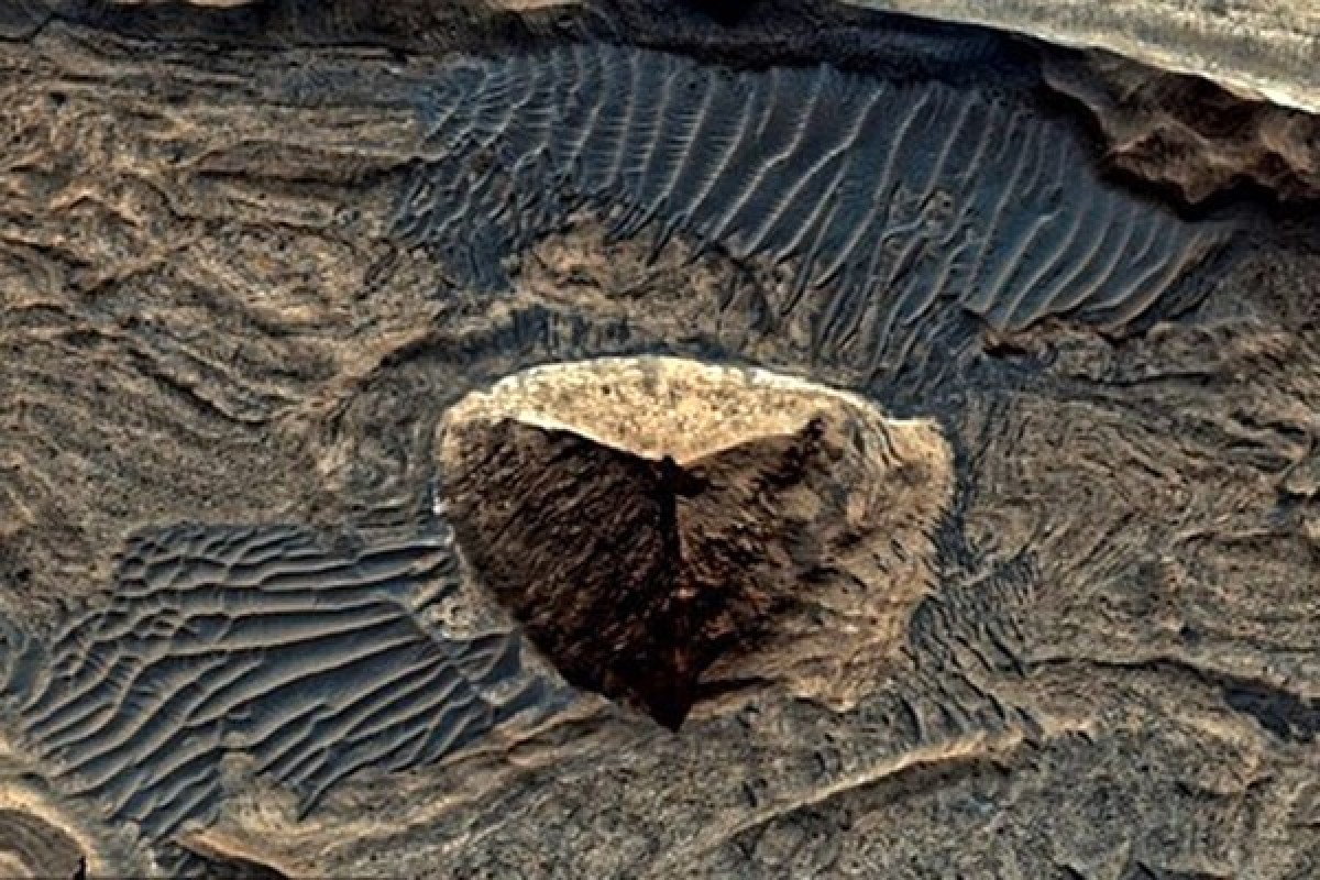 Соцсети взбудоражило фото с Марса с трехгранной пирамидой