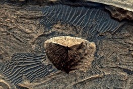 Соцсети взбудоражило фото с Марса с трехгранной пирамидой