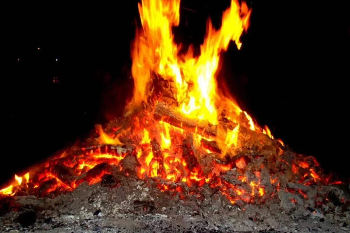 В Сумгаите при разжигании костра произошёл взрыв,  пострадали 10 человек, в том числе 8 детей