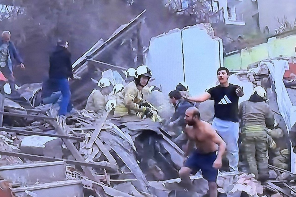 В Стамбуле обрушился жилой дом, есть пострадавшие 
-ОБНОВЛЕНО 