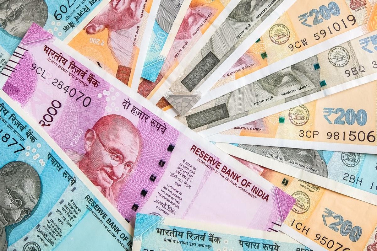 Индийская рупия обновила исторический минимум на фоне эскалации на Ближнем Востоке