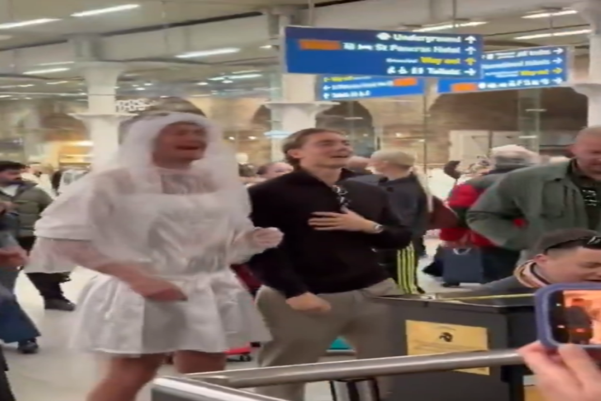 Футболист Уорролл удивил сеть появлением в свадебном платье-ФОТО 