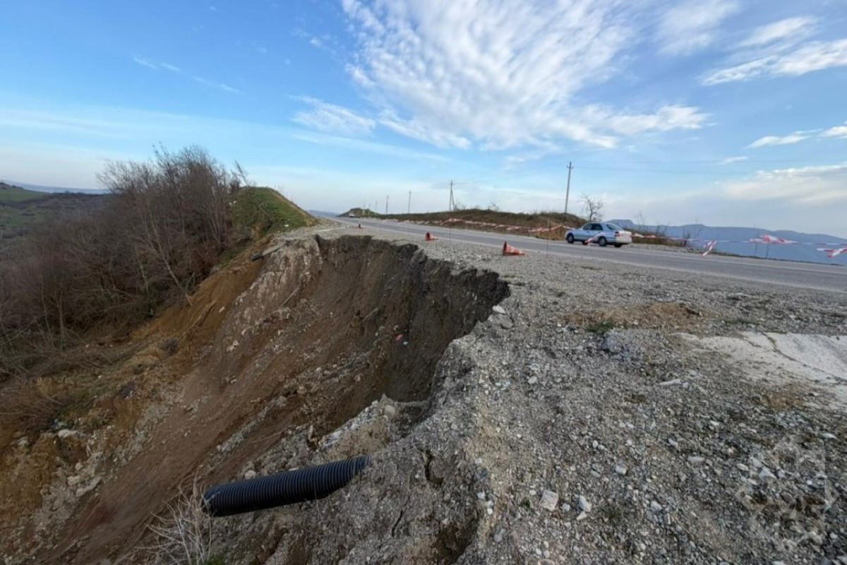 Оползень повредил защитную полосу дороги Муганлы–Исмаиллы-ФОТО 