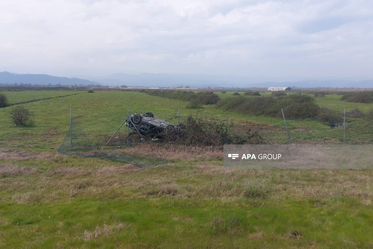 Машина слетела в канал в Лянкяране: пострадали супруги-ФОТО 