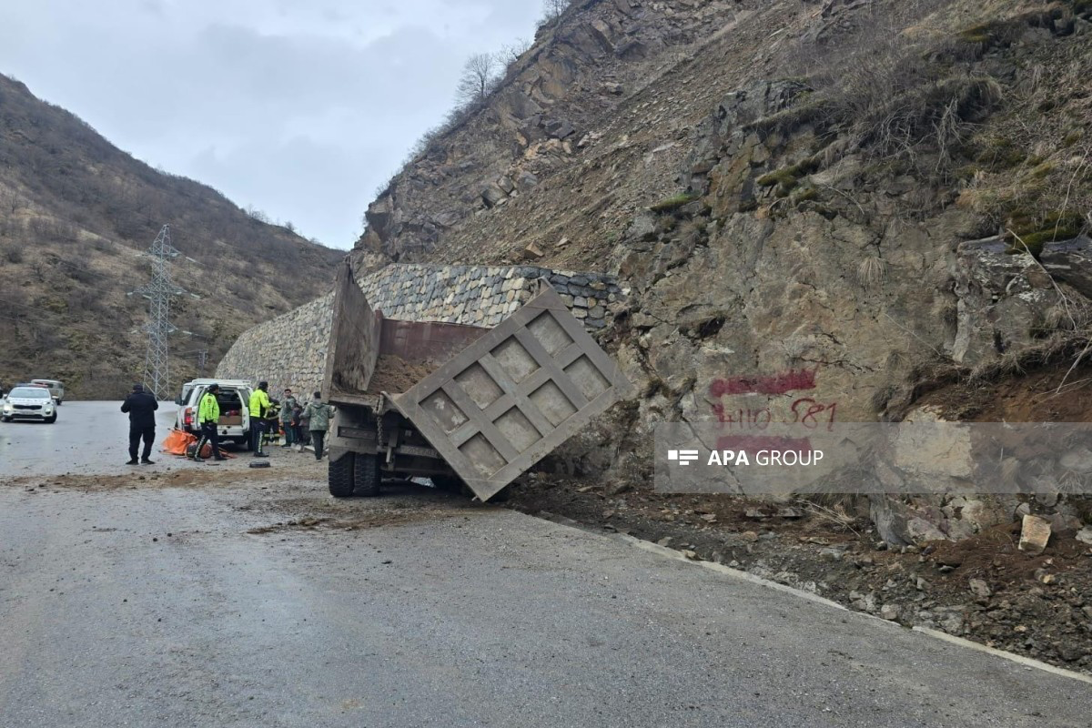 В Кяльбаджаре перевернулся грузовик, погибли 3 человека-ФОТО 