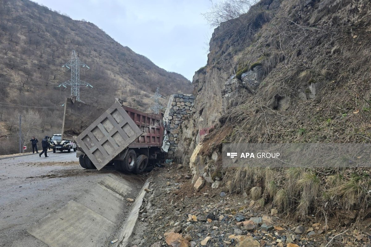 В Кяльбаджаре перевернулся грузовик, погибли 3 человека-ФОТО 
