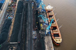 Пожар начался в порту Усть-Луга после атаки украинских беспилотников