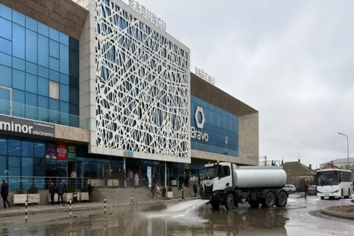 В Баку проведена масштабная уборка после сильных дождей-ФОТО 