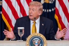 Трамп: США ведут переговоры с Ираном напрямую и через посредников